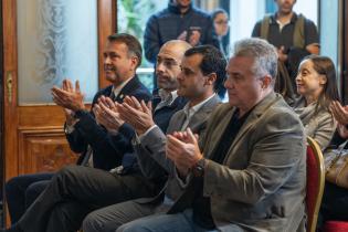 Director de Asesoría de Desarrollo Municipal y Participación, Claudio Visillac, durante la presentación de atletas extranjeros de élite invitados a la Maratón de Montevideo