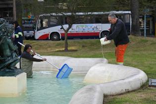 Trabajos de mantenimiento y limpieza en las fuentes ornamentales