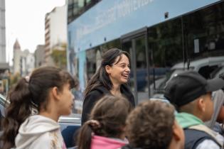 Directora de Turismo, Karina Fortete, durante viaje en el bus turístico con ONG Casa de todos
