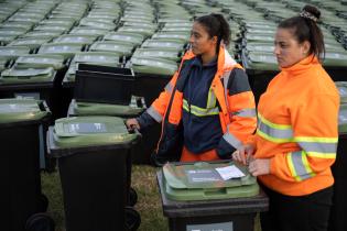 Entrega de contenedores intradomiciliarios y composteras en el p