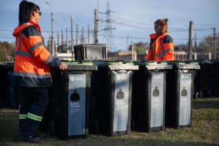 Entrega de contenedores intradomiciliarios y composteras en el p