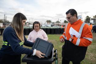 Entrega de contenedores intradomiciliarios y composteras en el p