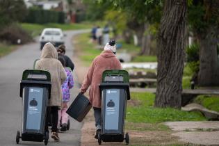 Entrega de contenedores intradomiciliarios y composteras en el p
