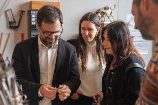 Firma de convenio entre la IM y equipo de película "Pueblo chic