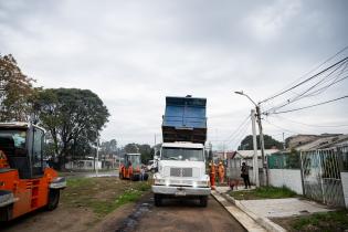Tendido de carpeta asfáltica en barrio San Fernando