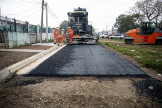 Tendido de carpeta asfáltica en barrio San Fernando