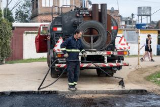 Colocación de asfaltado en calle Servidumbre del Barrio Nueva E