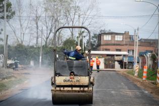 Colocación de asfaltado en calle Servidumbre del Barrio Nueva E