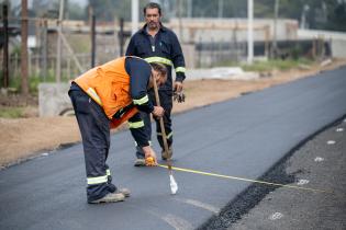 Colocación de asfaltado en calle Servidumbre del Barrio Nueva E