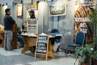 Feria « Rocha se muestra » en el atrio de la Intendencia de Mo