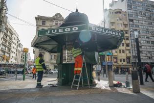 Trabajos de pintura en quioscos de espacios públicos