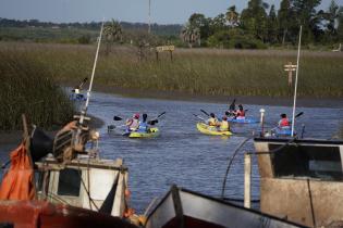 Jornada de canotaje y remo en los humedales del río Santa Lucía, proyecto "Acuáticas"