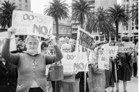 Movilización en reclamo de aumento de las jubilaciones. Plaza Independencia. Año 1964 (aprox.)