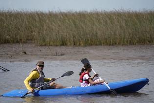 Jornada de canotaje y remo en los humedales del río Santa Lucía, proyecto "Acuáticas"