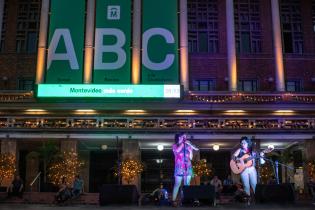 Espectáculos artísticos en la explanada de la Intendencia de Montevideo en el marco del programa “La cultura va por barrios” 