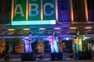 Espectáculos artísticos en la explanada de la Intendencia de Montevideo en el marco del programa “La cultura va por barrios” 