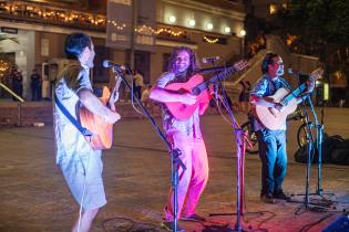 Espectáculos artísticos en la explanada de la Intendencia de Montevideo en el marco del programa “La cultura va por barrios” 