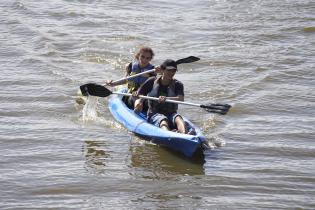 Jornada de canotaje y remo en los humedales del río Santa Lucía, proyecto "Acuáticas"