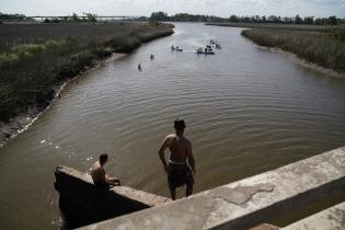 Jornada de canotaje y remo en los humedales del río Santa Lucía, proyecto "Acuáticas"