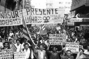 Manifestación de obreros textiles. Calle Sarandí. Año 1965