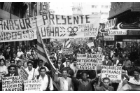Manifestación de obreros textiles. Calle Sarandí. Año 1965