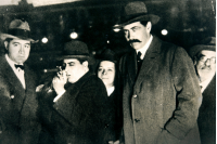 Pedro Figari (primero a la izquierda) junto a Alberto Girondo, Raúl Monsegur, Alfredo González Garaño y Vizconde de Lascano Tegui, Parque de diversiones en París, 1925