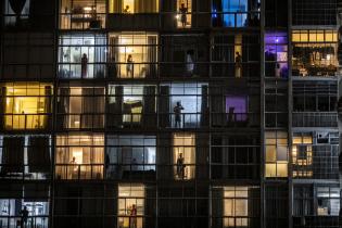 Residentes del edificio Copan golpean ollas contra el presidente brasileño Jair Bolsonaro en la semana en que Brasil confirmó la primera muerte por Covid-19. San Pablo, Brasil. 18 de marzo de 2020. Residentes del edificio Copan golpean ollas contra el presidente brasileño Jair Bolsonaro en la semana en que Brasil confirmó la primera muerte por Covid-19. San Pablo, Brasil. 18 de marzo de 2020.