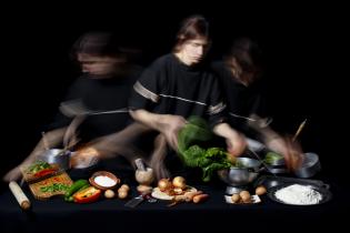 Escena inspirada en el local de gastronomía Piponeando. Montevideo, 2024. Fotografía digital Escena inspirada en el local de gastronomía Piponeando. Montevideo, 2024. Fotografía digital