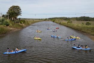 Jornada de canotaje y remo en los humedales del río Santa Lucía, proyecto "Acuáticas"