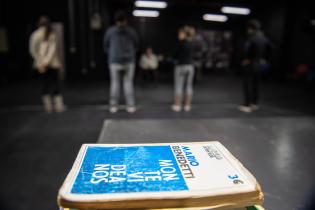 Ensayo de “Nociones básicas para la construcción de puentes” en el Teatro Solís, 2 de julio de 2021 Ensayo de “Nociones básicas para la construcción de puentes” en el Teatro Solís, 2 de julio de 2021