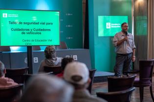 Taller para cuidadores de vehículos y entrega de nuevos chalecos