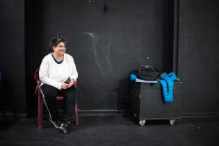 Jimena Marquéz durante un ensayo de “Nociones básicas para la construcción de puentes” en el Teatro Solís, 2 de julio de 2021 Jimena Marquéz durante un ensayo de “Nociones básicas para la construcción de puentes” en el Teatro Solís, 2 de julio de 2021