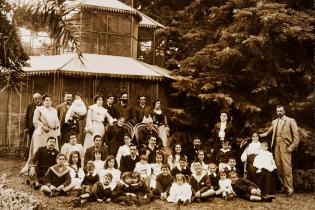 Familia de Carlos de Castro e Isabel Caravia, incluido su yerno Pedro Figari, en la Quinta de Castro. Montevideo, 1900 (aprox.) Familia de Carlos de Castro e Isabel Caravia, incluido su yerno Pedro Figari, en la Quinta de Castro. Montevideo, 1900 (aprox.)