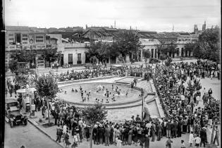 Plazuela Dámaso Antonio Larrañaga. A la izquierda: calle República. A la derecha: calle La Paz. Barrio Cordón. Año 1934 (aprox.). (Foto: 0456FMHC.CDF.IMO.UY – Autor: Fotógrafos municipales/Centro de Fotografía – Intendencia de Montevideo)