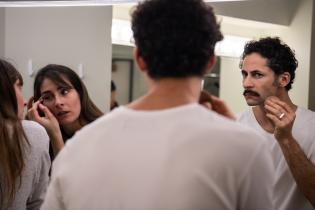 Elenco de “Nociones básicas para la construcción de puentes” de la Comedia Nacional antes de una función en el Festival Internacional de Teatro Hispano (FITH) en Miami, Estados Unidos, 9 de julio de 2021 Elenco de “Nociones básicas para la construcción de puentes” de la Comedia Nacional antes de una función en el Festival Internacional de Teatro Hispano (FITH) en Miami, Estados Unidos, 9 de julio de 2021