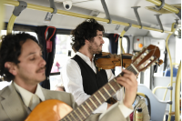El Trio Cumparsita presentandose en los omnibus de la ciudad