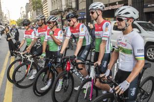 Largada de la 77° edición de la Vuelta Ciclista del Uruguay 2022 en la  explanada de la Intendencia de Montevideo