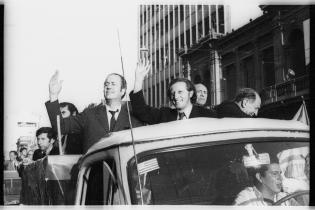 Rodney Arismendi, Zelmar Michelini y José Pedro Cardozo. Caravana de la Victoria del Frente Amplio. Avenida 18 de Julio, entre Pablo de María y Arenal Grande. 24 de noviembre de 1971