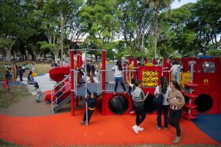 Inauguración de espacio infantil de plaza Ituzaingó