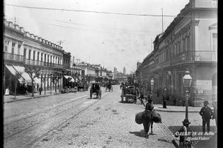 Avenida 18 de Julio hacia el oeste, desde la esquina con la calle Daymán (actual Julio Herrera y Obes). Reproducción de copia fotográfica. Año 1895