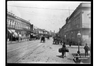 Avenida 18 de Julio hacia el oeste, desde la esquina con la calle Daymán (actual Julio Herrera y Obes). Reproducción de copia fotográfica. Año 1895