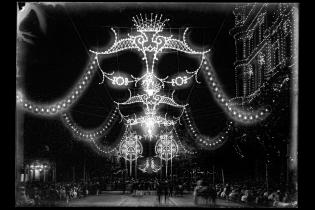 Iluminación diseñada por el arquitecto Humberto Pittamiglio para las fiestas de carnaval. Esquina de la avenida 18 de Julio y la Plaza Cagancha. Año 1917 Iluminación diseñada por el arquitecto Humberto Pittamiglio para las fiestas de carnaval. Esquina de la avenida 18 de Julio y la Plaza Cagancha. Año 1917