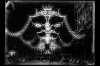 Iluminación diseñada por el arquitecto Humberto Pittamiglio para las fiestas de carnaval. Esquina de la avenida 18 de Julio y la Plaza Cagancha. Año 1917