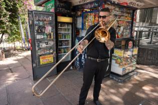 Flashmob de la Orquesta Filarmónica de Montevideo en el callejón de la Universidad