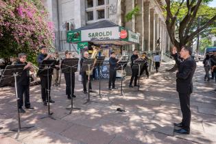 Flashmob de la Orquesta Filarmónica de Montevideo en el callejón de la Universidad