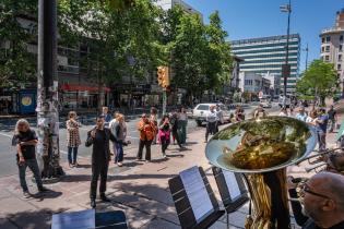 Flashmob de la Orquesta Filarmónica de Montevideo en el callejón de la Universidad