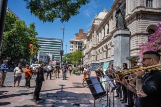 Flashmob de la Orquesta Filarmónica de Montevideo en el callejón de la Universidad