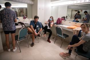Elenco de “Nociones básicas para la construcción de puentes” de la Comedia Nacional antes de la apertura del Festival Internacional de Teatro Hispano (FITH) en Miami, Estados Unidos, 8 de julio de 2021 Elenco de “Nociones básicas para la construcción de puentes” de la Comedia Nacional antes de la apertura del Festival Internacional de Teatro Hispano (FITH) en Miami, Estados Unidos, 8 de julio de 2021