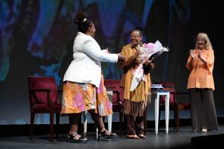 Declaración de ciudadana ilustre a Beatriz Santos en el teatro Solís 