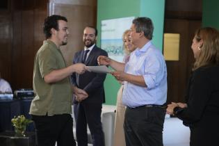 Entrega de premios de los ganadores del concurso de fotografía y caricatura del Mirador Panorámico